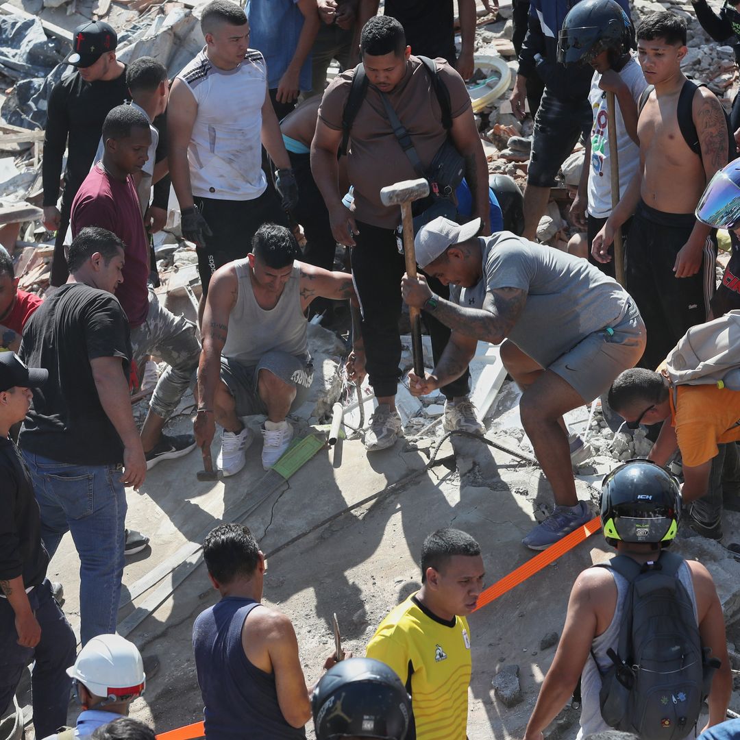 Residentes buscan supervivientes entre los escombros tras el terremoto que azotó Cali, Colombia. Foto: AP